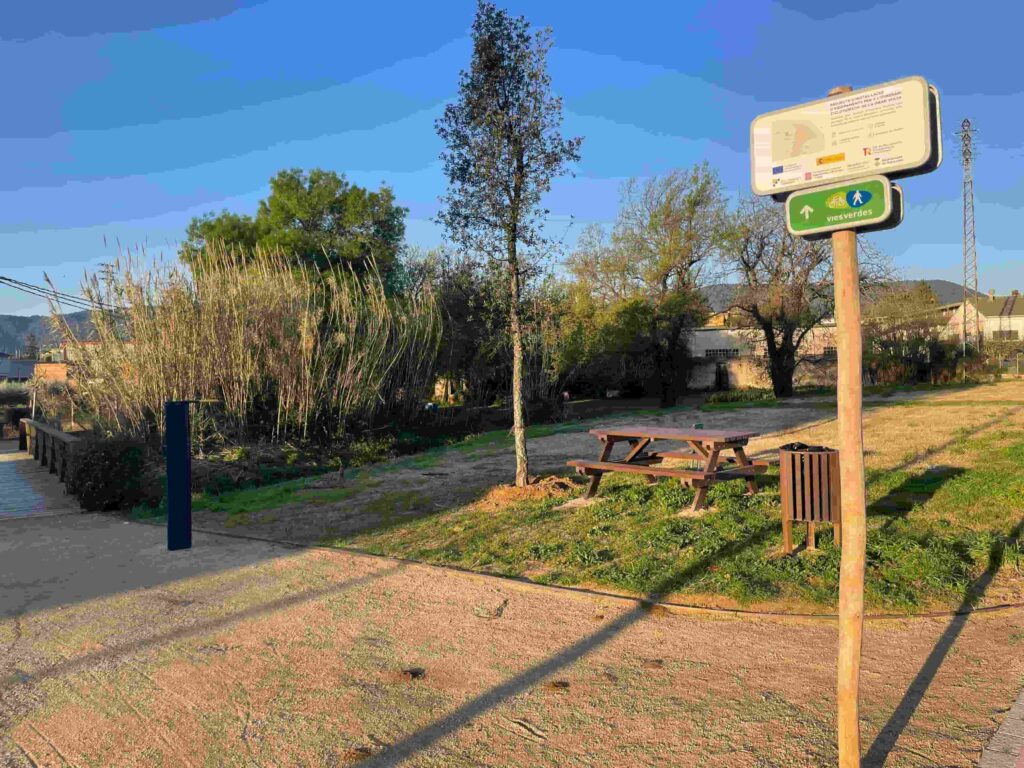 imatge tram de la Gran Volta a Banyoles amb zona de pícnic i zona de reparació de bicicletes